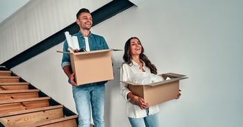 Jeune couple emménageant dans une maison.
