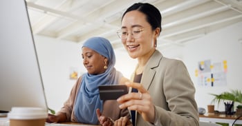 Femme effectuant un achat en ligne avec une carte cadeau. 