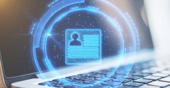 Vérification de l’identité du client sur un ordinateur portable.