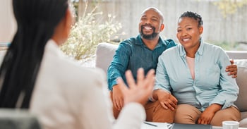 Couple discutant de l’assurance titres