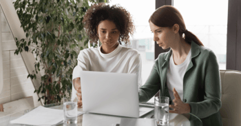 deux professionnels juridique se consultent