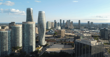 Une photo aérienne de la ligne d'horizon de Mississauga