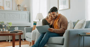 Couple regardant un ordinateur portable