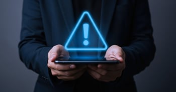 Téléphone affichant une alerte d’avertissement de fraude.